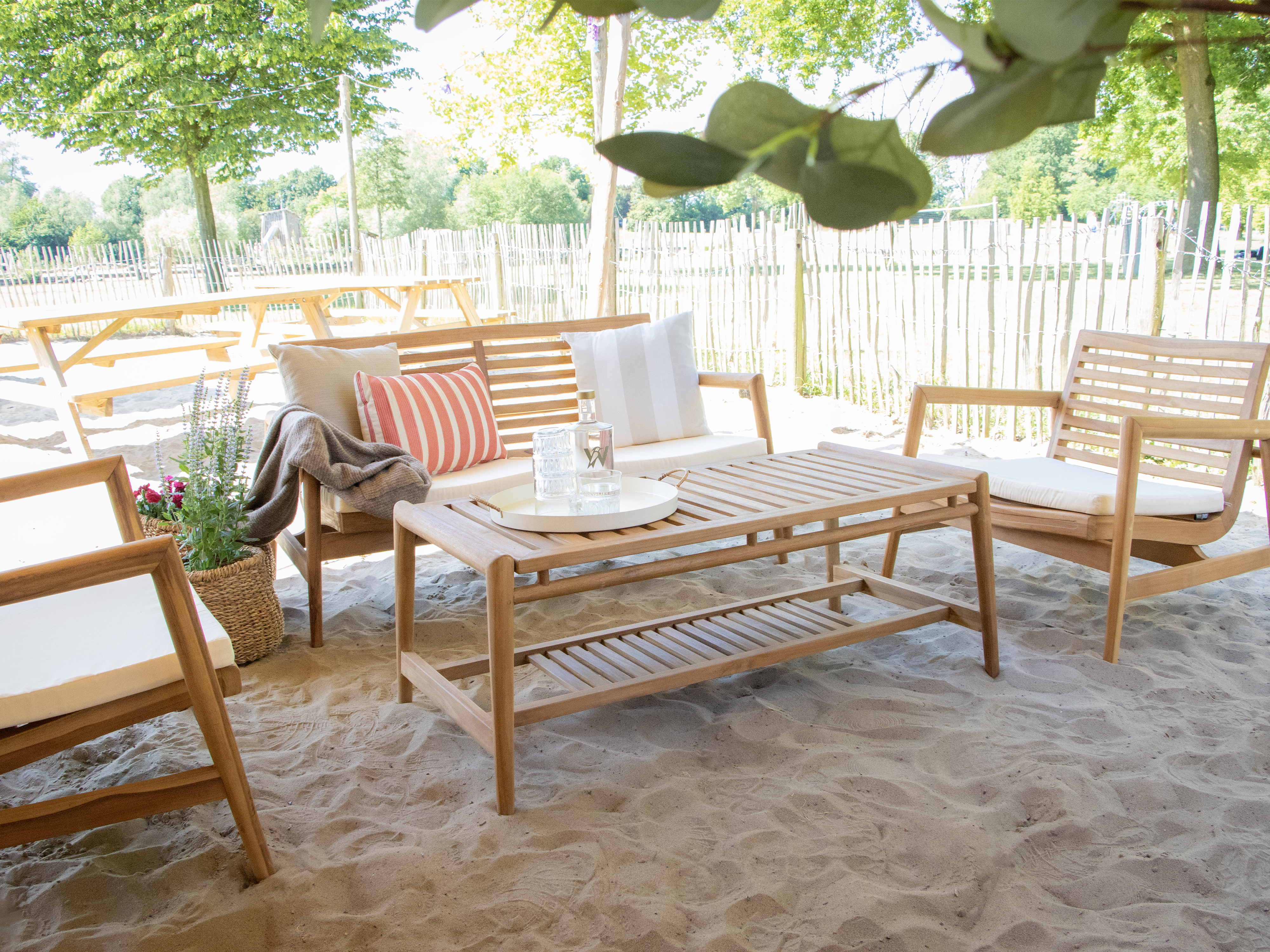 AXI June Lounge Set 4-piece with bench. table & 2 chairs - Teak/Cream