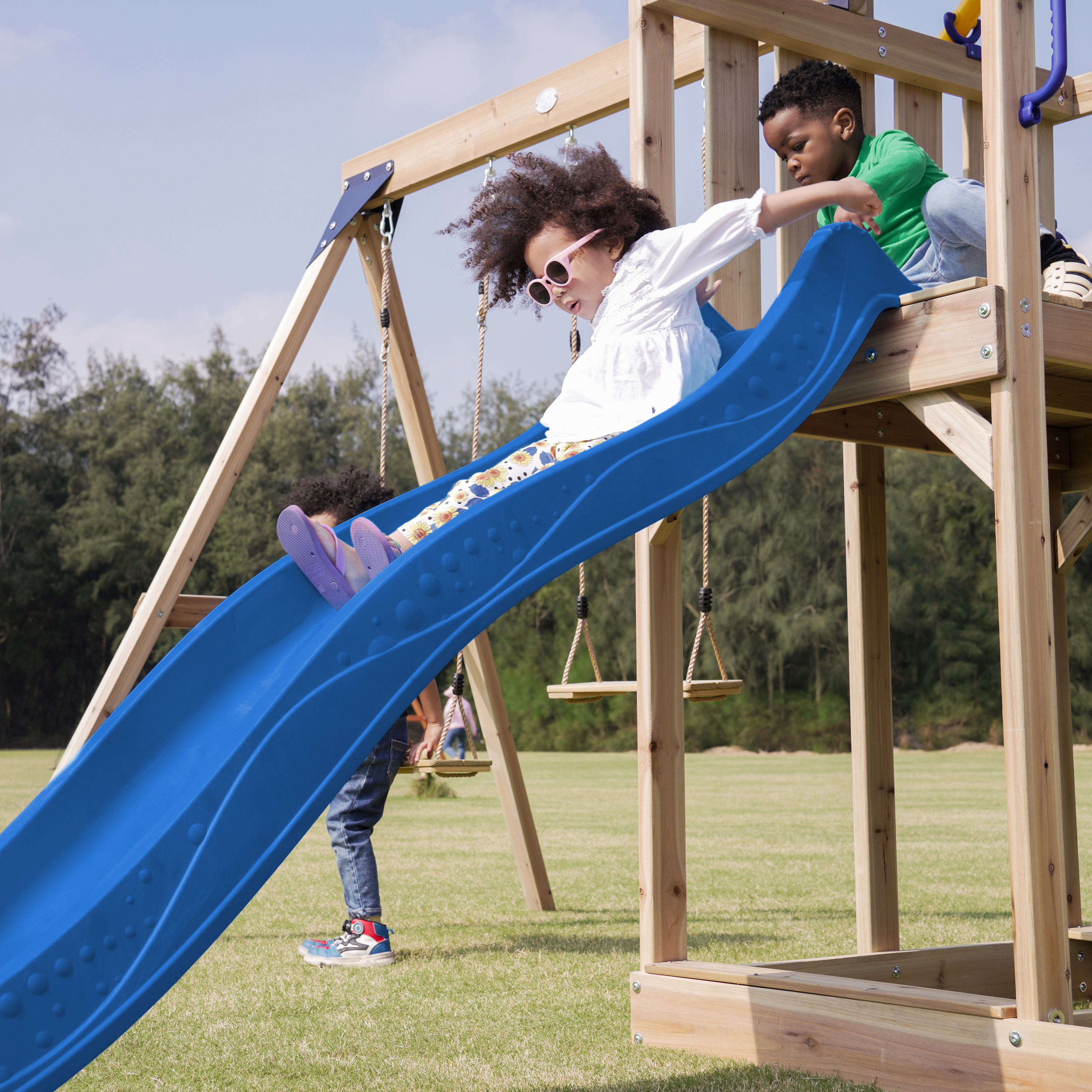 AXI Moos Aire de jeux avec balançoire double et échelle en corde marron - toboggan bleu 