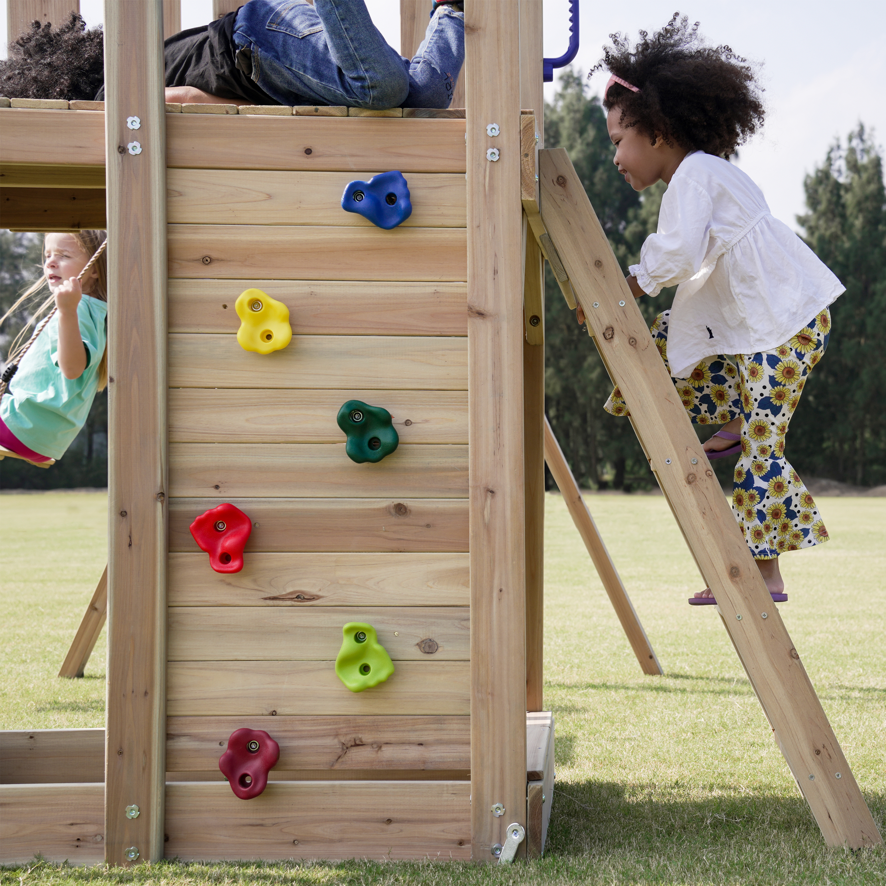 AXI Moos Aire de jeux avec balançoire double et échelle en corde marron - toboggan bleu 