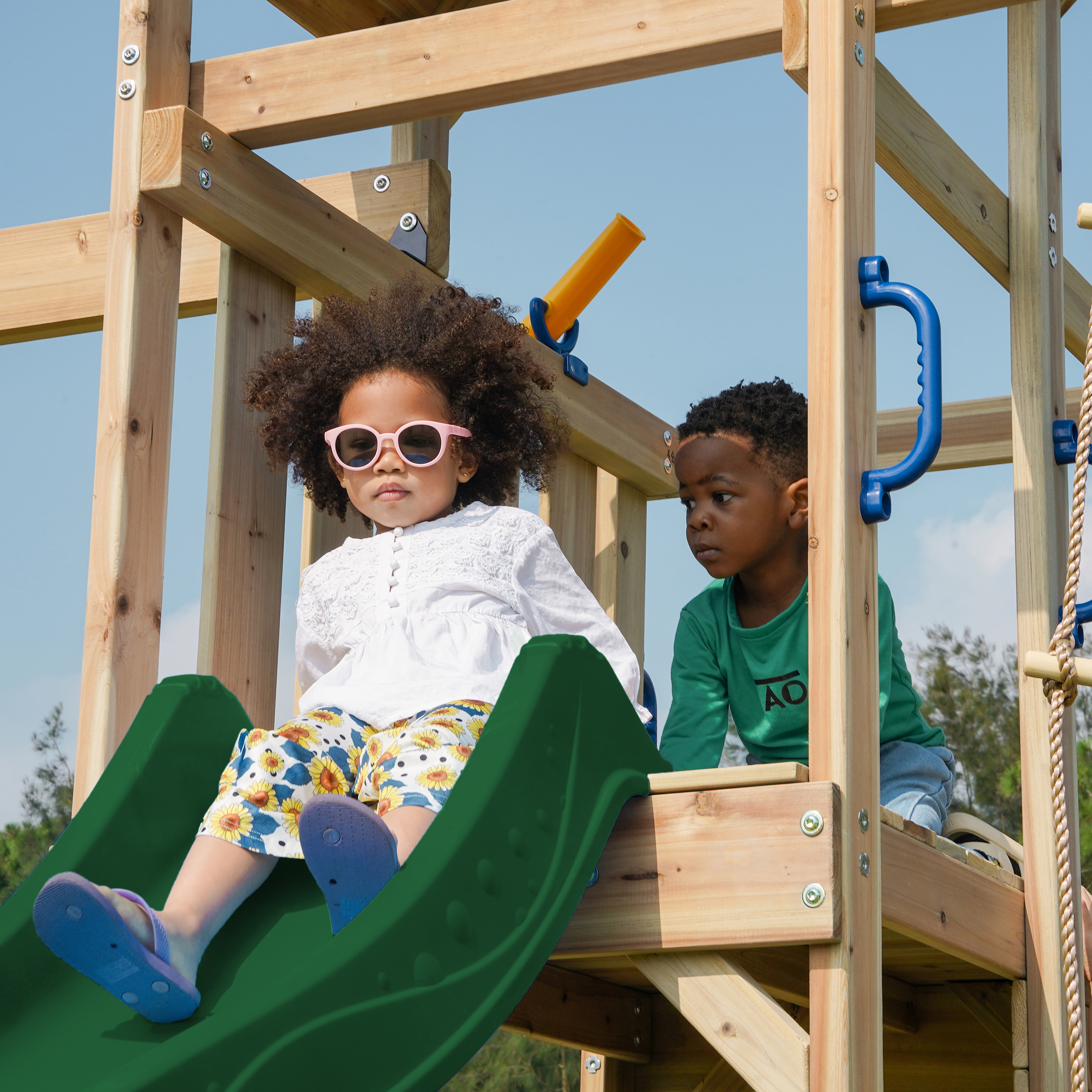 AXI Moos Aire de jeux avec balançoire double et échelle en corde marron - toboggan vert