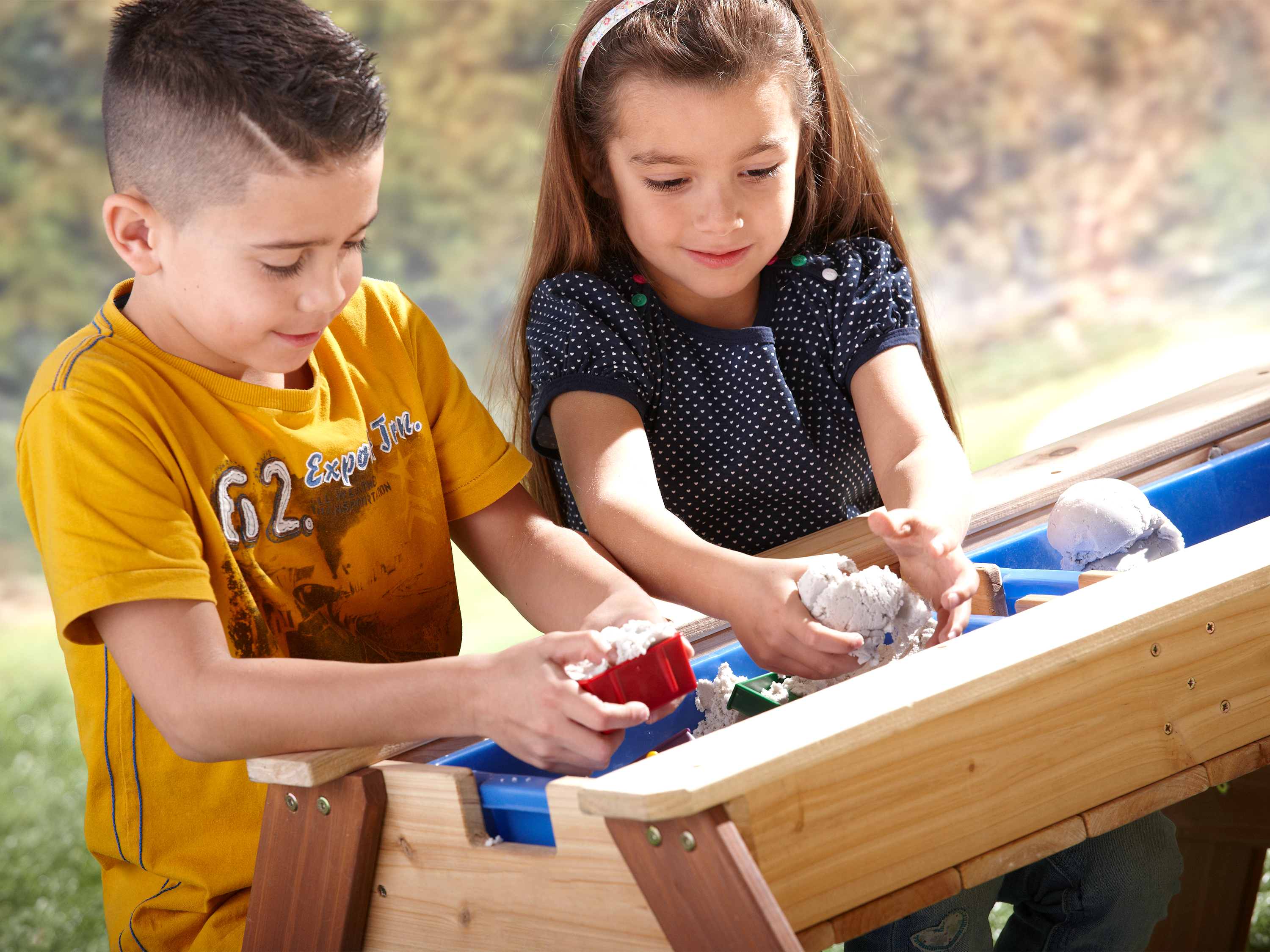 AXI Nick Sand & Water Picnic Table Brown - Parasol Blue/white - FSC Wood