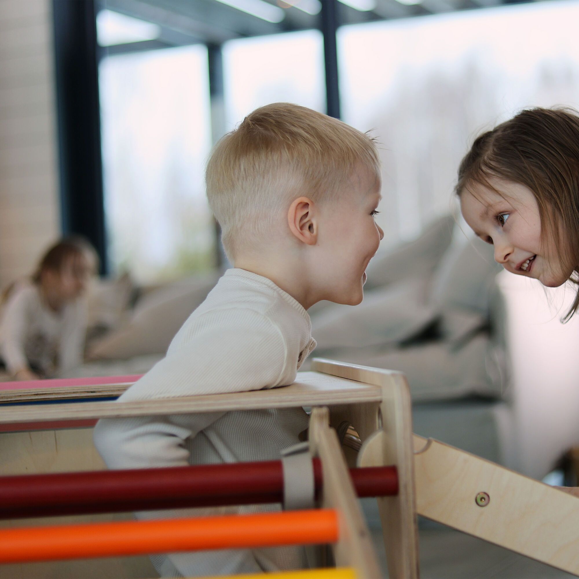 KateHaa Jouet Montessori Cube d'activités en bois Planche escalade Couleur Arc-en-ciel