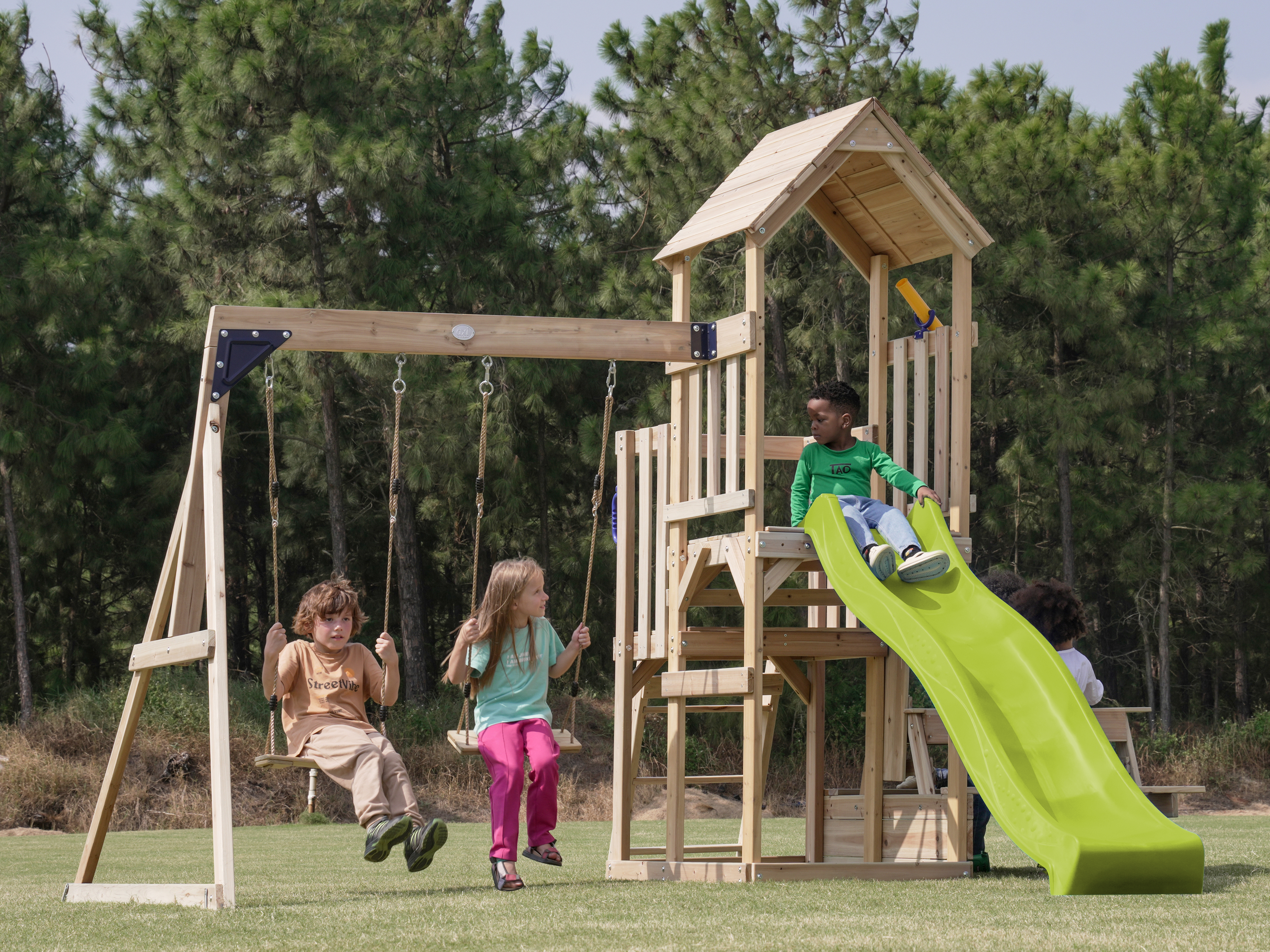 AXI Mette Aire de jeux avec double balançoire marron - toboggan vert citron