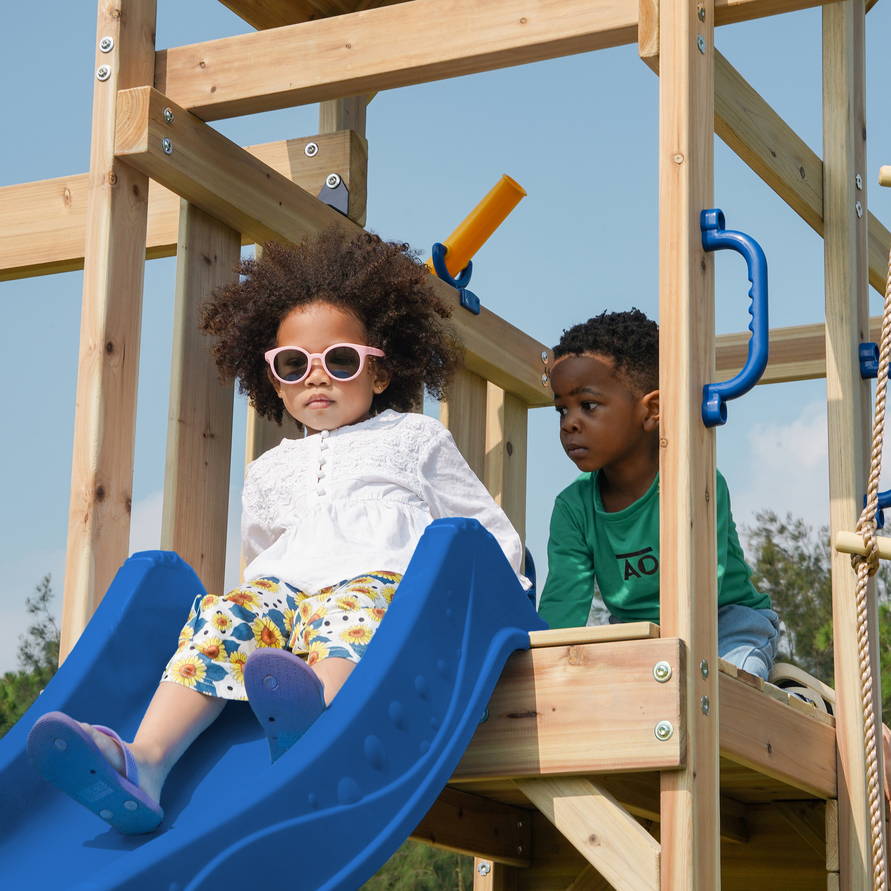 AXI Moos Aire de jeux avec balançoire double et échelle en corde marron - toboggan bleu 