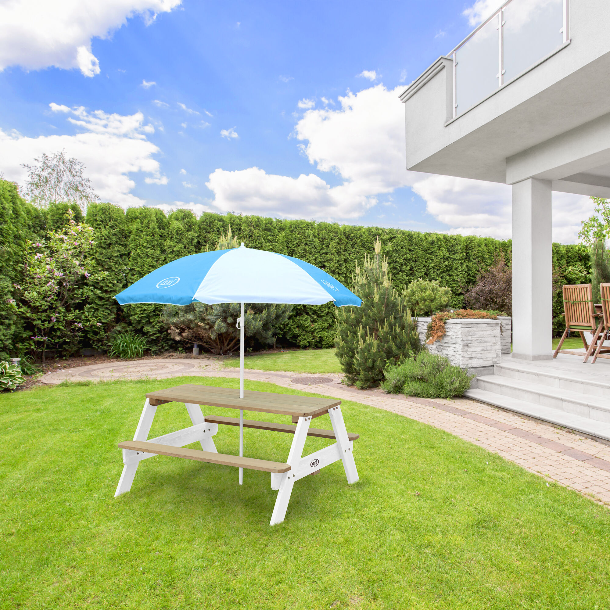 sfeerfoto AXI Nick Picknicktafel Bruin/wit - Parasol Blauw/wit