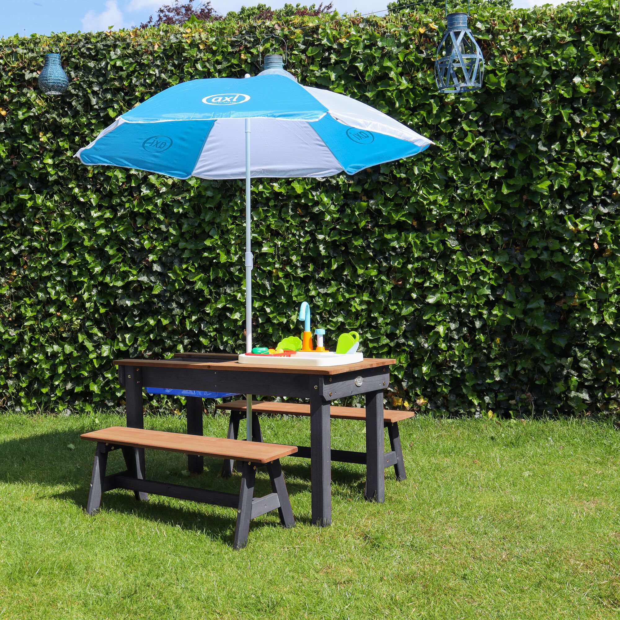 AXI Dennis Table de pique nique Sable et eau Anthracite/Marron avec évier de cuisine et bancs séparés Parasol Bleu/Blanc